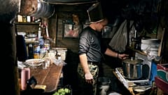 Ein ukrainischer Soldat kocht in einem Luftschutzkeller in Bachmut