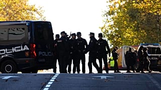 Rendőrkordon a madridi amerikai követségnél, 2022. december 1-jén
