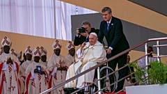 Le Pape François salue après avoir célébré la Sainte Messe à l'aéroport de Ndolo à Kinshasa, Congo, mercredi 1er février 2023.