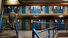 Börtönőr ellenőriz egy amerikai börtönben - képünk illusztráció