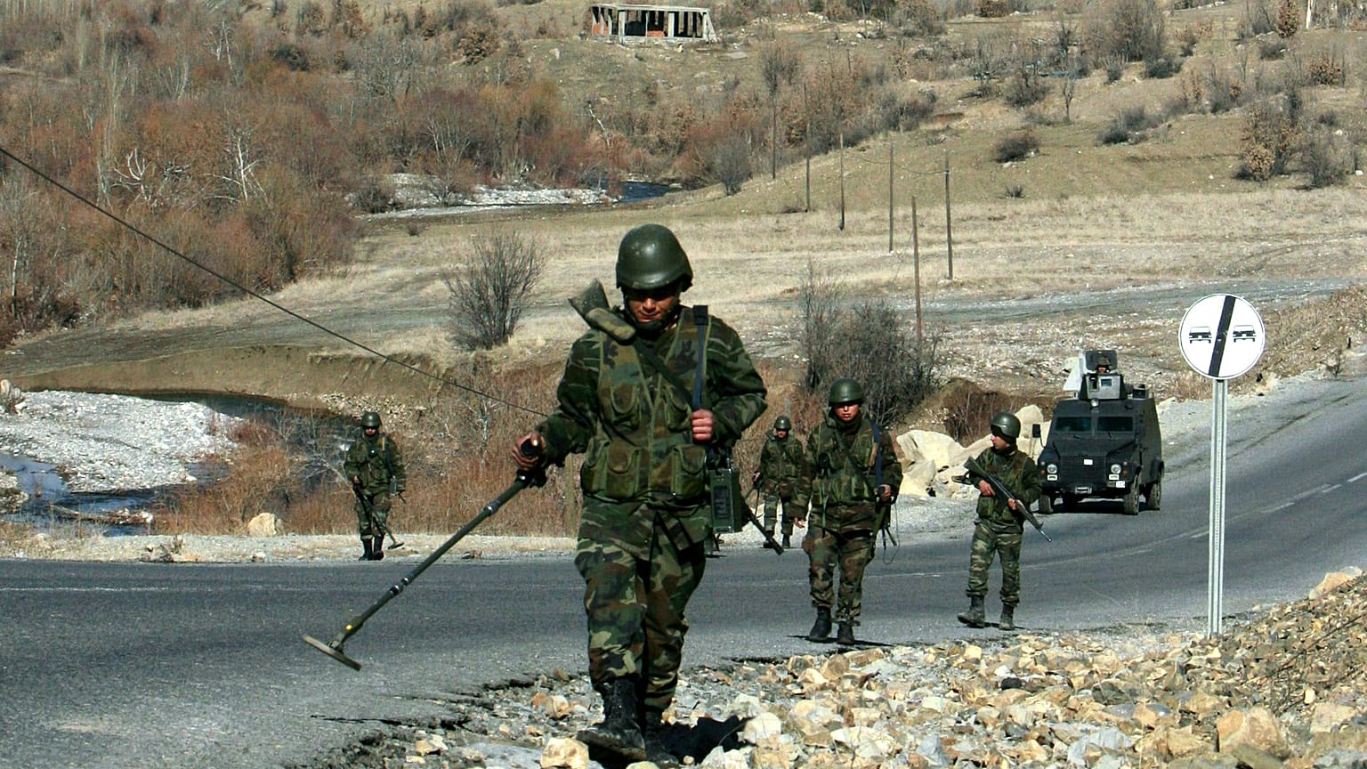 صورة أرشيفية لجنود أتراك يبحثون أثناء قيامهم بدوريات لتأمين مسار عملياتي عند الحدود التركية العراقية، 23 فبراير 2008.