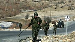 صورة أرشيفية لجنود أتراك يبحثون أثناء قيامهم بدوريات لتأمين مسار عملياتي عند الحدود التركية العراقية، 23 فبراير 2008.