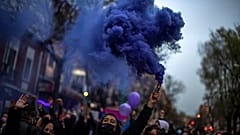 Una mujer quema una bengala en una de las manifestaciones contra las agresiones sexuales