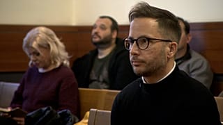Pető Attila a másodfokú tárgyaláson a Fővárosi Törvényszék épületében