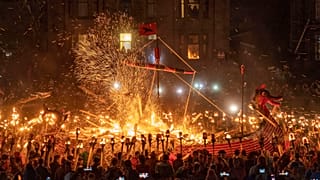 Das Verbrennen der Galeere ist eine der spektakulärsten Traditionen beim "Up Helly Aa"-Fest.