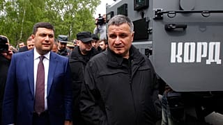 Ukrayna eski İçişleri Bakanı Arsen Avakov (sağda)