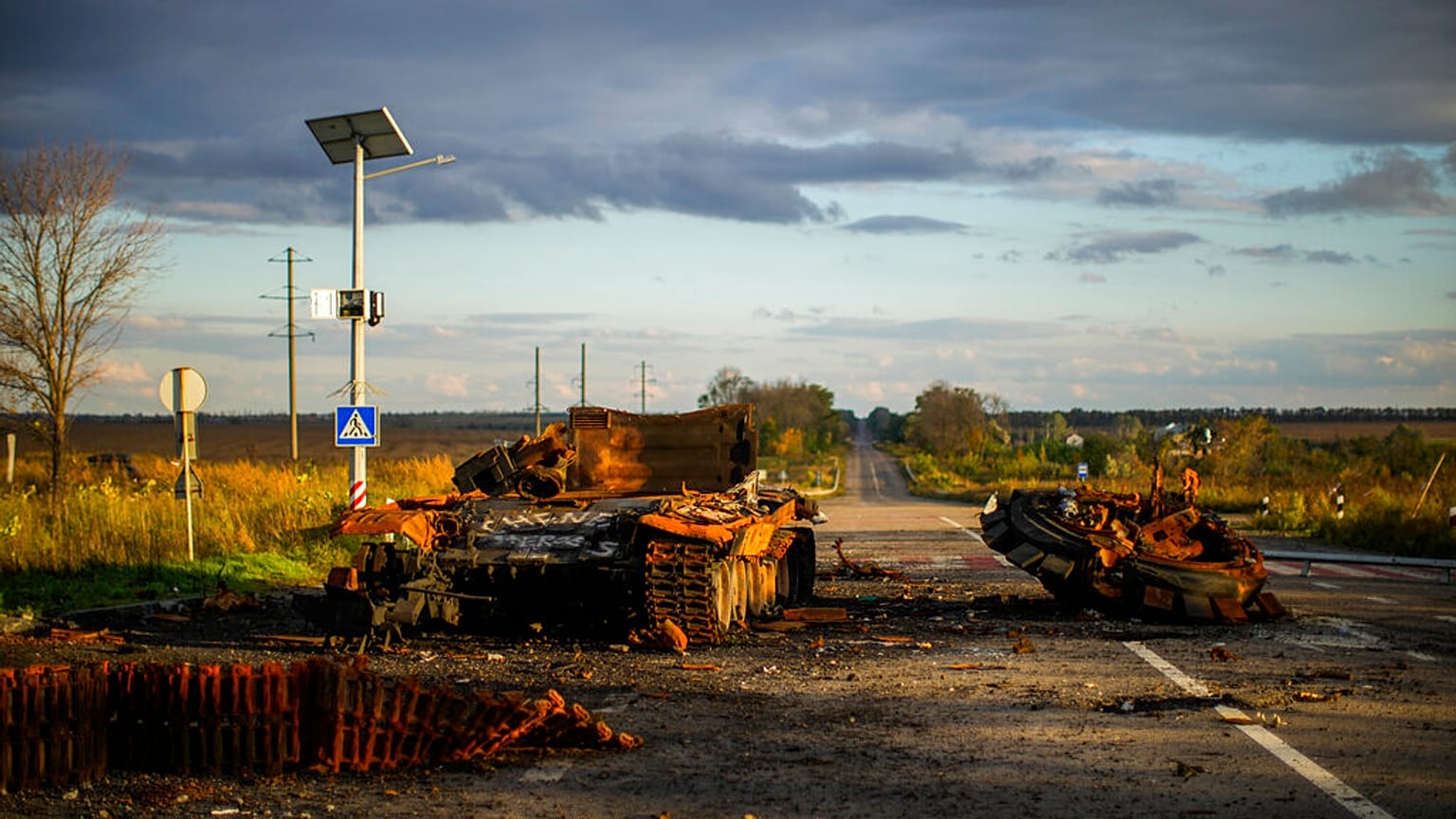 Kiégett tankok az Izjumot Harkivval összekötő úton