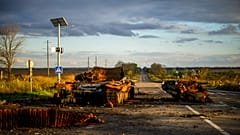 Kiégett tankok az Izjumot Harkivval összekötő úton