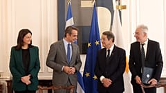 Ο πρωθυπουργός Κυριάκος Μητσοτάκης ο Πρόεδρος της Κυπριακής Δημοκρατίας Νίκος Αναστασιάδης  στην υπογραφή συμφωνίας μεταξύ των Υπουργείων Παιδείας