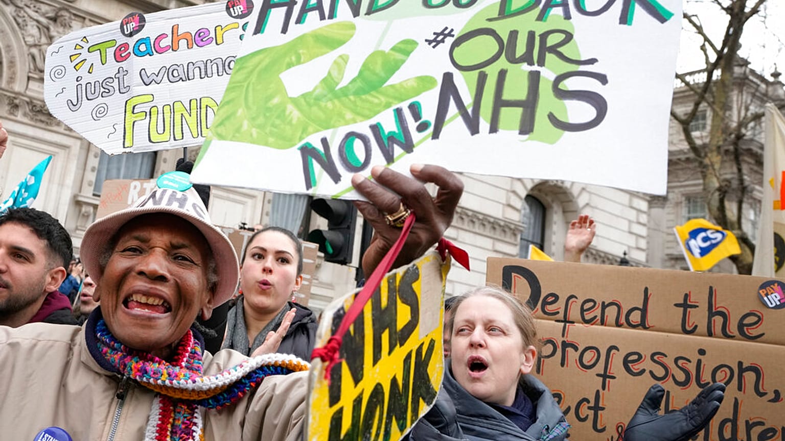 Des manifestants agitent des banderoles alors qu'ils se tiennent à Westminster à Londres, le mercredi 1er février 2023
