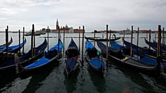 Gondeln in Venedig liegen vor Anker