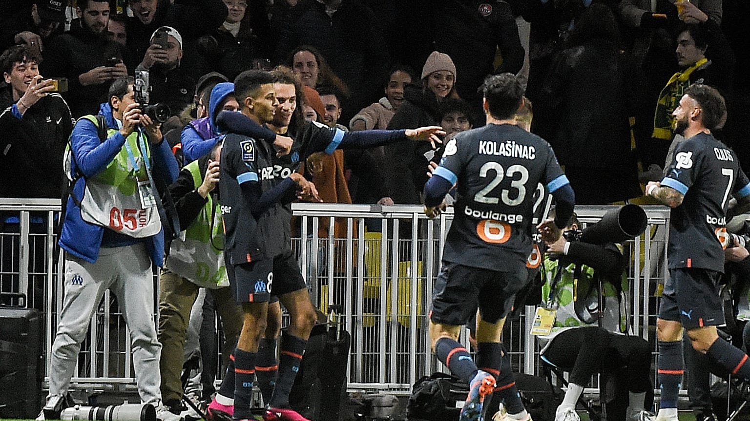 عز الدين أوناحي، لاعب الوسط الدولي المغربي  خلال مباراة بين مرسيليا ونانت  في نانت، غرب فرنسا