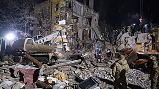 Equipas de resgate limpam os escombros após ataque com míssil a edifício residencial em Kramatorsk