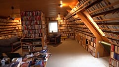 Bücher bis unters Dach in der privaten Bibliothek in Mettingen in NRW
