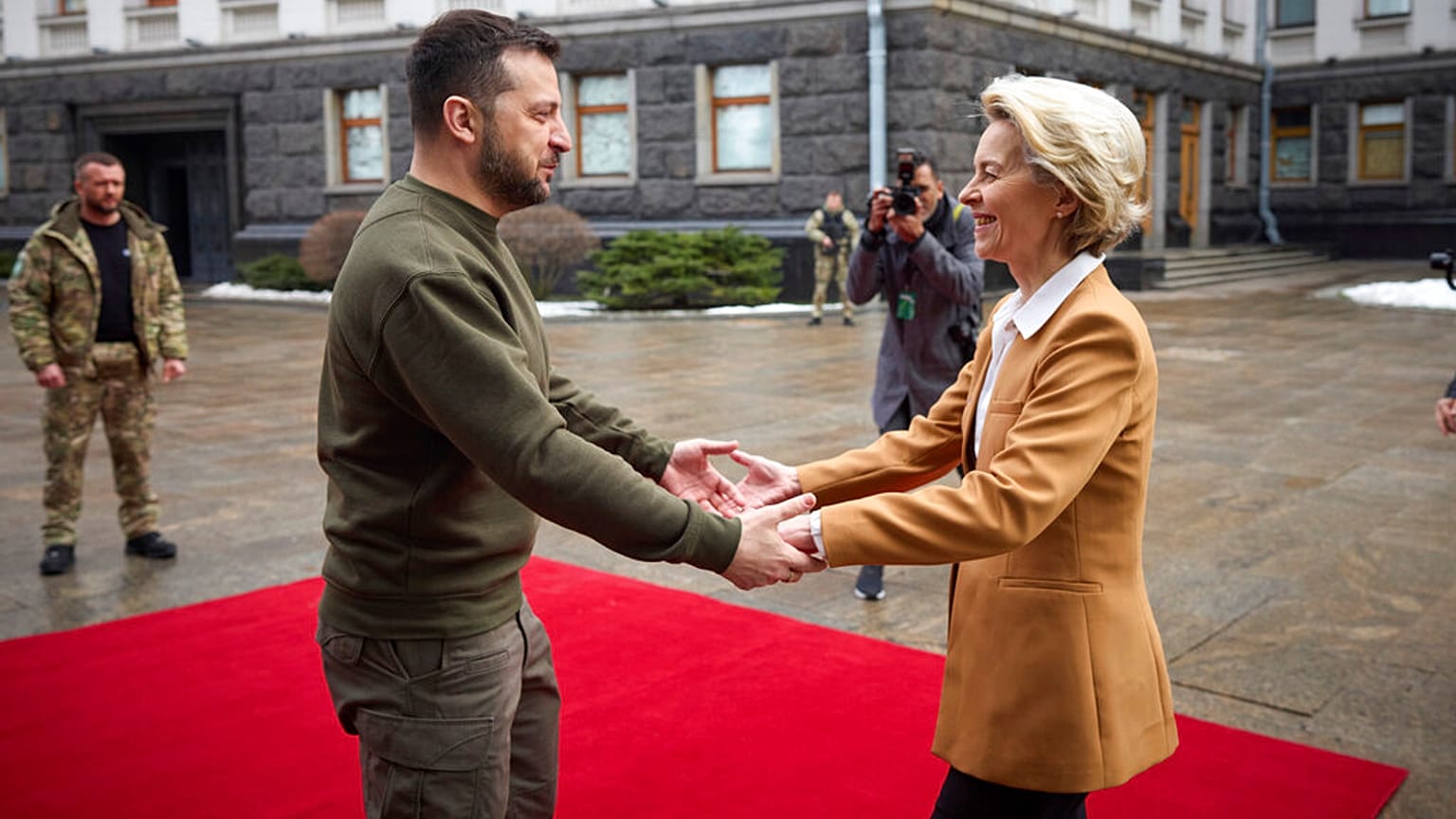 L'incontro tra Ursula von der Leyen e il presidente ucraino Volodymyr Zelensky