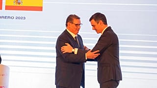 رئيس الحكومة المغربي عزيز أخنوش يحيي رئيس الوزراء الإسباني بيدرو سانشيز أثناء مشاركتهما في المنتدى المغربي الإسباني في الرباط، المغرب، الأربعاء 1 فبراير 2023.