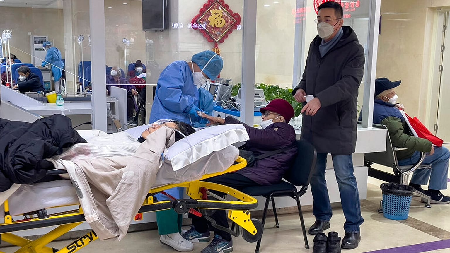فحص المرضى المسنين عند وصولهم إلى قاعة الطوارئ بمستشفى في بكين، الصين، الخميس 19 يناير 2023. 