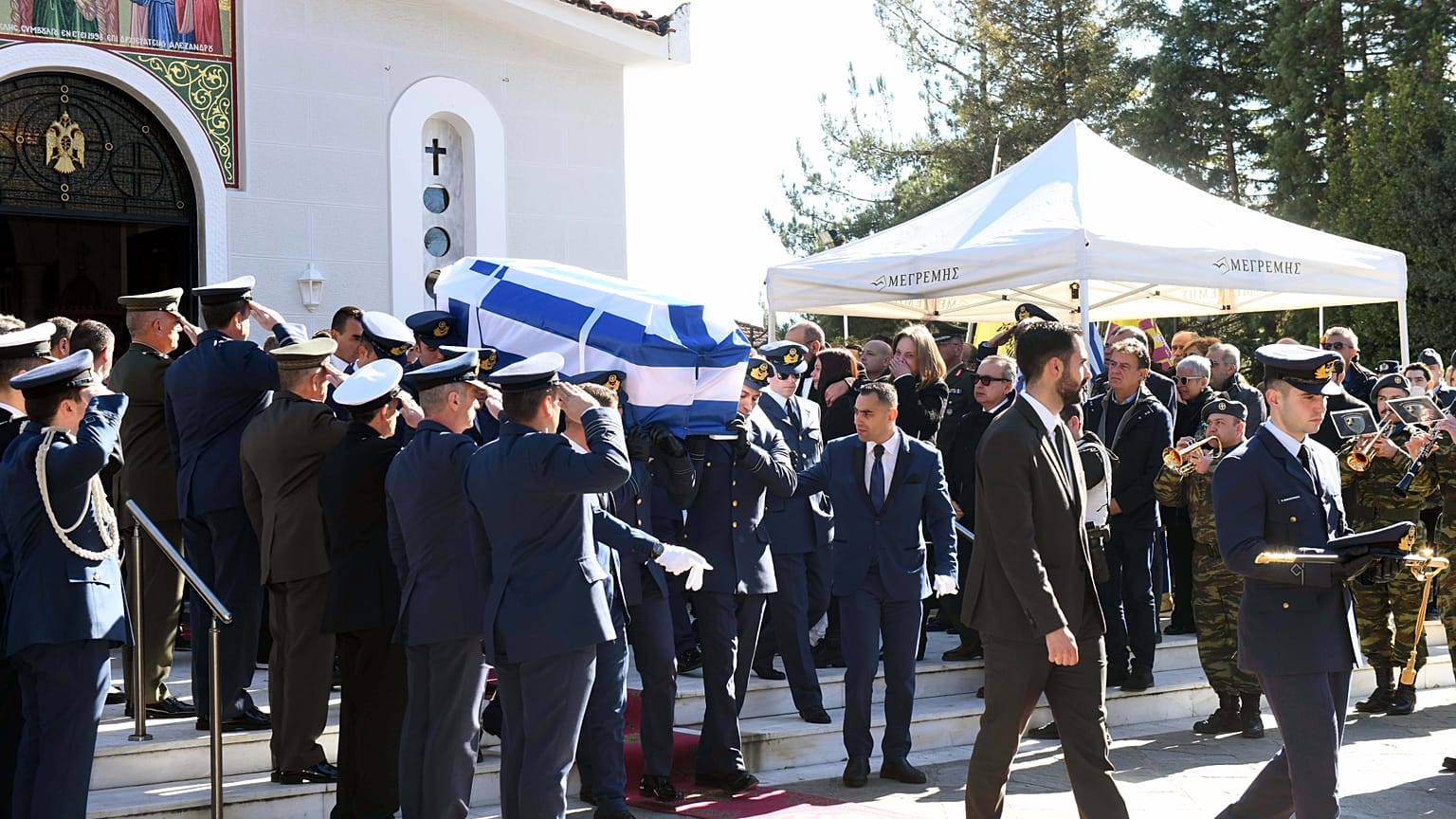 Μεταφορά της σορού του υποσμηναγού (Ι) Μάριου - Μιχαήλ Τουρούτσικα, κατά τη διάρκεια της κηδείας στον Ιερό Ναό Προφήτη Ηλία Τριπόλεως, 