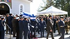 Μεταφορά της σορού του υποσμηναγού (Ι) Μάριου - Μιχαήλ Τουρούτσικα, κατά τη διάρκεια της κηδείας στον Ιερό Ναό Προφήτη Ηλία Τριπόλεως, 