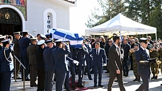 Μεταφορά της σορού του υποσμηναγού (Ι) Μάριου - Μιχαήλ Τουρούτσικα, κατά τη διάρκεια της κηδείας στον Ιερό Ναό Προφήτη Ηλία Τριπόλεως, 