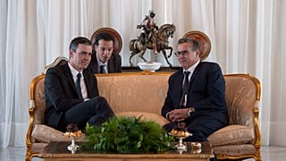 El primer ministro de Marruecos, Aziz Akhannouch, recibe al presidente del Gobierno español, Pedro Sánchez, en el aeropuerto de Rabat-Sale, en Rabat, Marruecos, el miércoles 1
