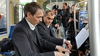 Des pianistes jouent dans le tramway pour la 29e édition de "La Folle Journée" à Nantes, le 1er février 2023