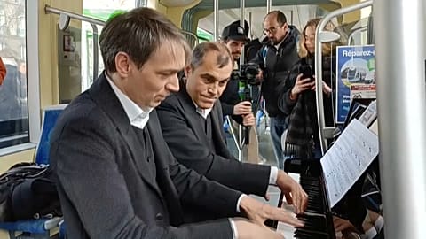 Des pianistes jouent dans le tramway pour la 29e édition de "La Folle Journée" à Nantes, le 1er février 2023