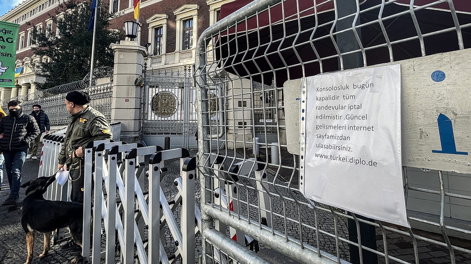 Türkiye'deki konsolosluklarını kapatan Batılı ülkelerin sayısı artıyor.