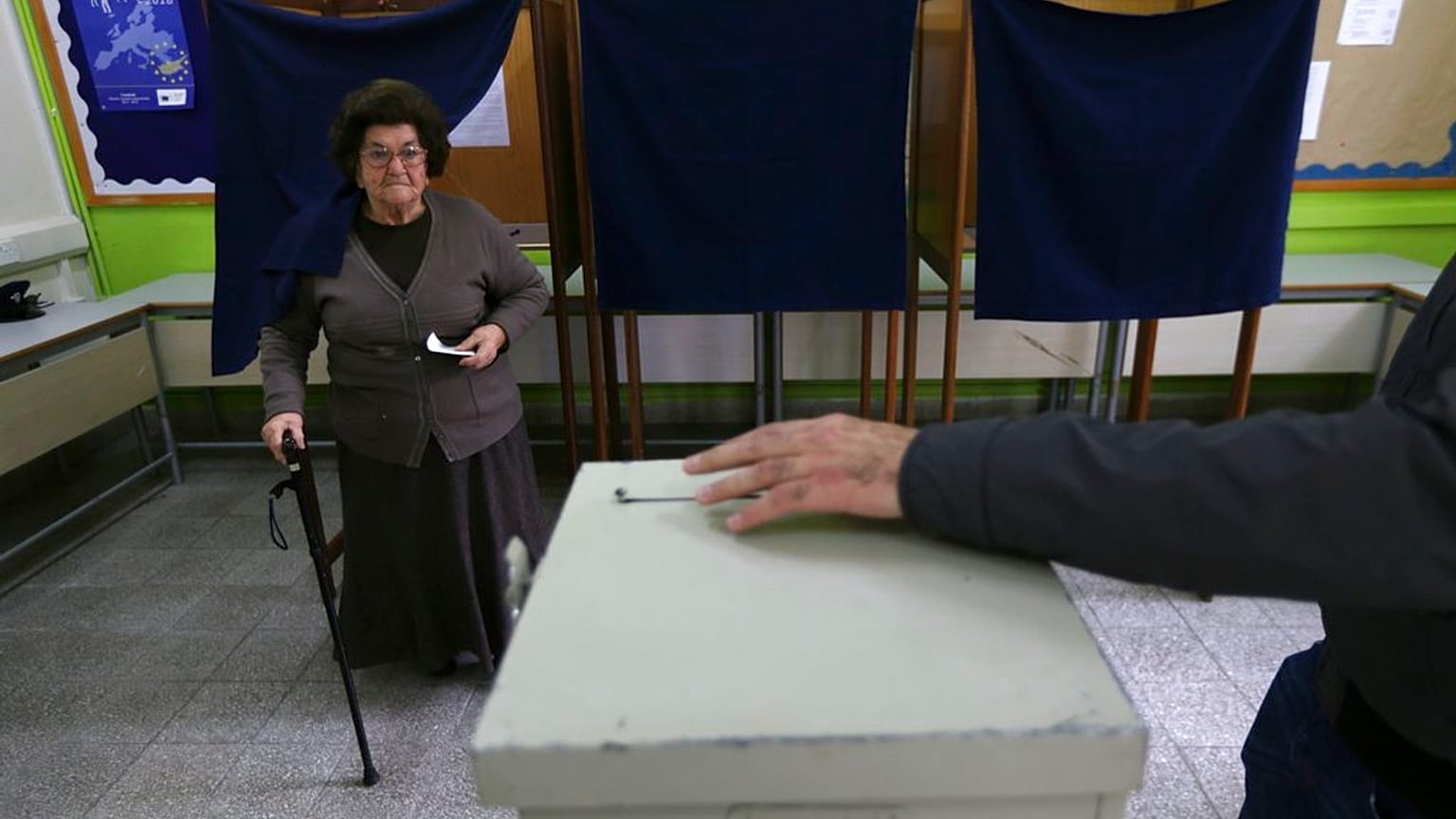 Ηλικιωμένη ασκεί το εκλογικό της δικαίωμα στη Λεμεσό στις προεδρικές εκλογές του 2018