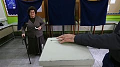 Ηλικιωμένη ασκεί το εκλογικό της δικαίωμα στη Λεμεσό στις προεδρικές εκλογές του 2018