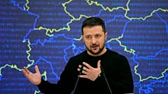 El presidente Volodímir Zelenski se dirige a los medios tras la cumbre UE-Ucrania en Kiev, Ucrania, el 3 de febrero de 2023. 