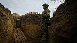 Украинский солдат в окопе под Херсоном