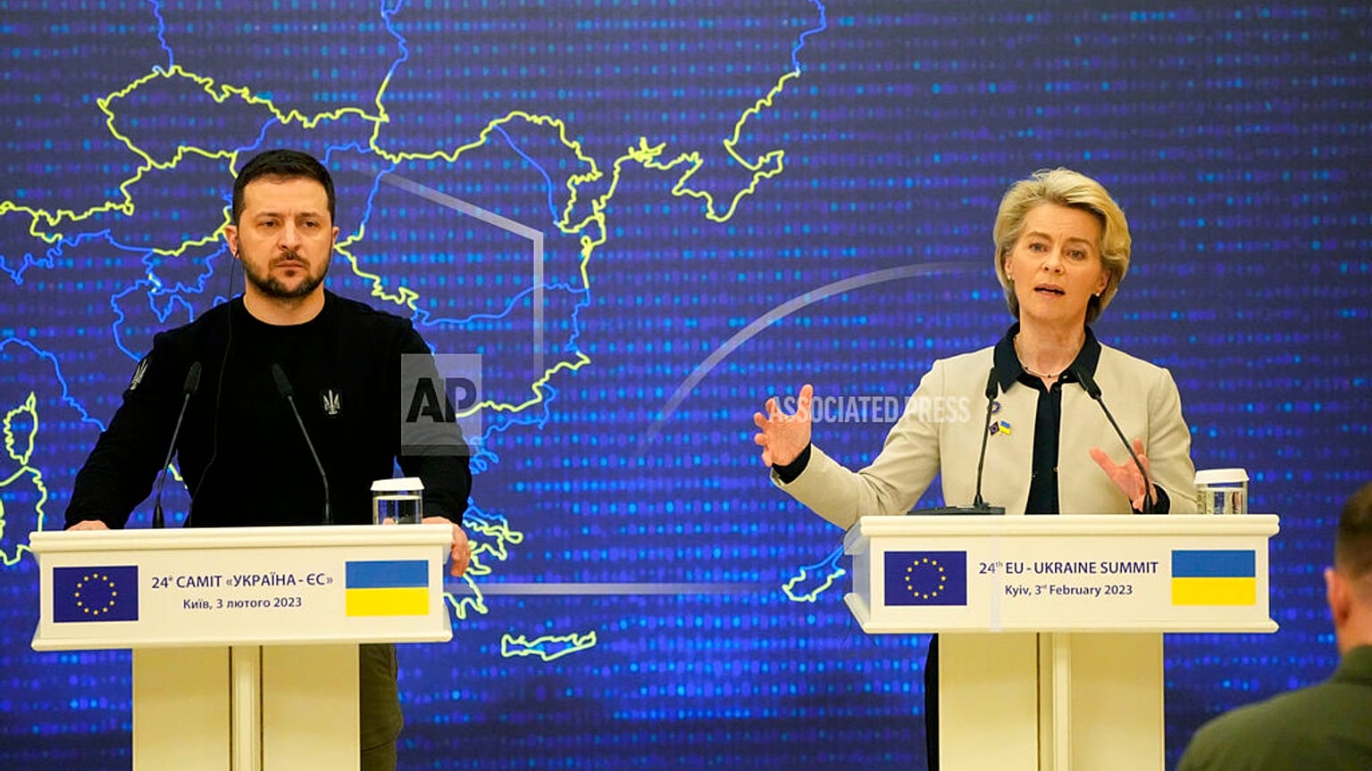 Il Presidente ucraino Volodymyr Zelensky, a sinistra, e la Presidente della Commissione europea Ursula von der Leyen durante una conferenza stampa. 3 febbraio 2023