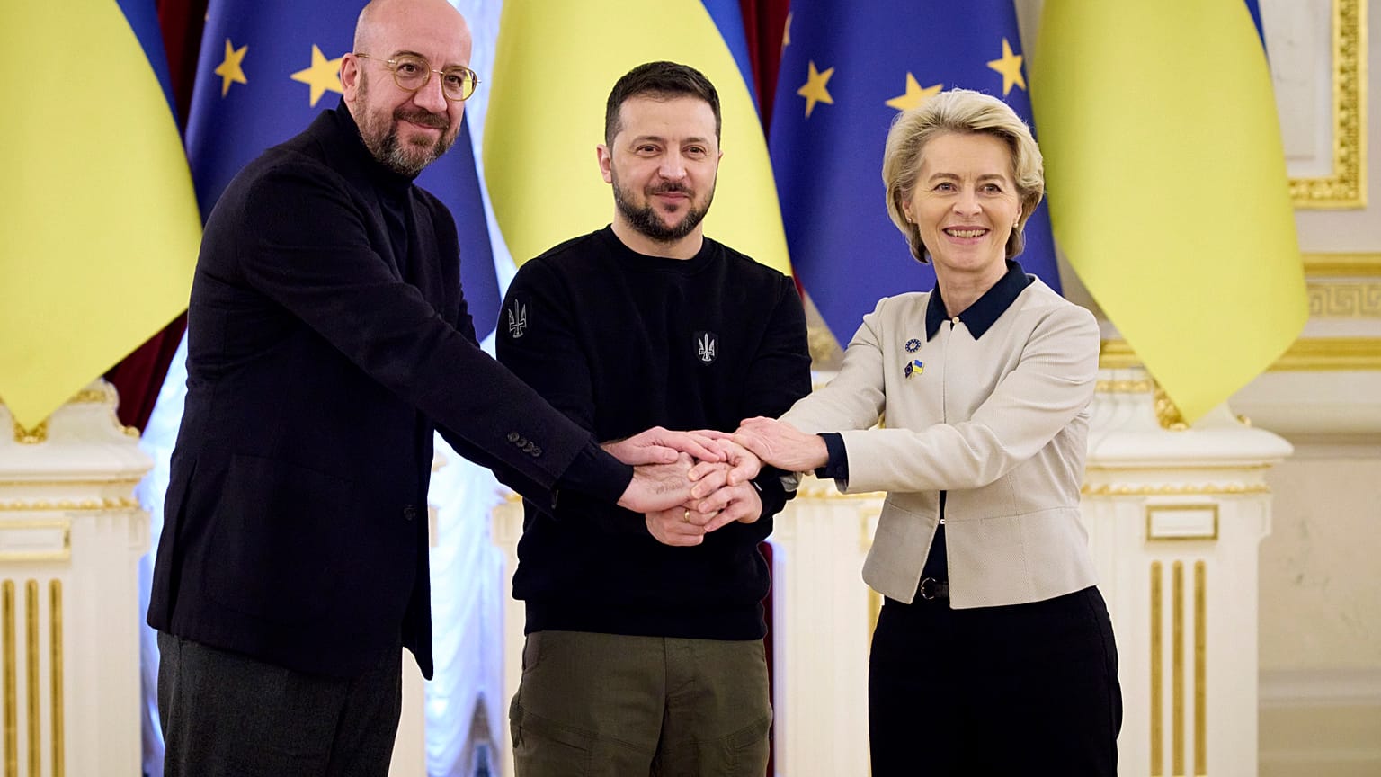 El presidente ucraniano, Volodímir Zelenski, la presidenta de la Comisión Europea, Ursula von der Leyen, y el presidente del Consejo Europeo, Charles Michel en Kiev, Ucrania