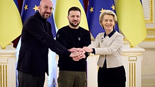 El presidente ucraniano, Volodímir Zelenski, la presidenta de la Comisión Europea, Ursula von der Leyen, y el presidente del Consejo Europeo, Charles Michel en Kiev, Ucrania