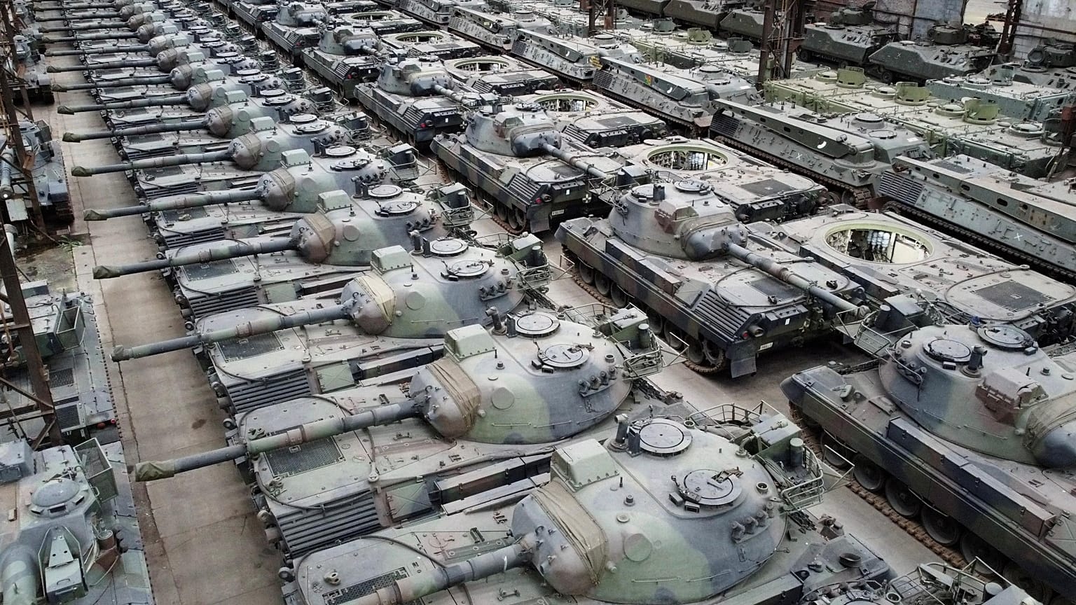 Belçika'da bir envanterde toplanan Leopard tankları