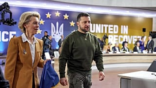 Ukrayna Devlet Başkanı Vladimir Zelenskiy (sağ), Kiev'e gelen AB Komisyonu Başkanı Ursula von der Leyen ile AB-Ukrayna Zirvesi'nin yapılacağı alana giderken