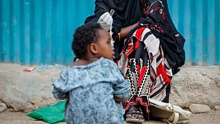 Safia Ibrahim bemutatja a kamerának a női nemi szervek megcsonkításához használt pengét. 2022, Szomáliföld.
