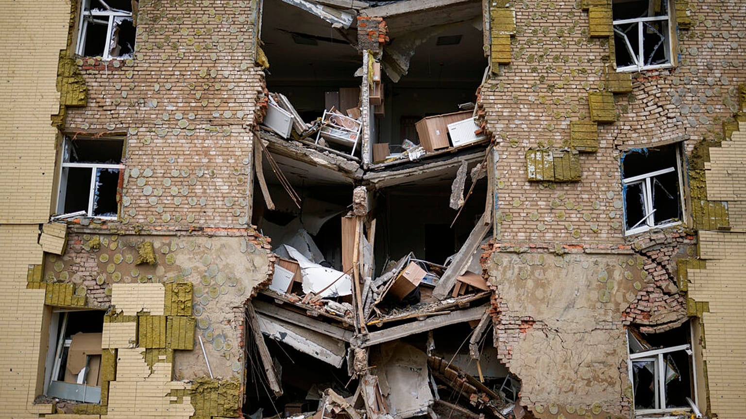 Des débris sont suspendus à un immeuble résidentiel fortement endommagé lors d'un bombardement russe à Bakhmut, dans l'est de l'Ukraine, dans l'est de l'Ukraine