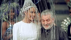 ARCHIVO - El diseñador de moda español Paco Rabanne tras presentar su colección de alta costura otoño-invierno 1992/93 en París, Francia, el 29 de julio de 1992.