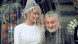 ARCHIVO - El diseñador de moda español Paco Rabanne tras presentar su colección de alta costura otoño-invierno 1992/93 en París, Francia, el 29 de julio de 1992.