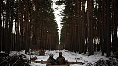 Des militaires ukrainiens se tiennent à une position proche de la frontière avec la Biélorussie, Ukraine, mercredi 1er février 2023. 