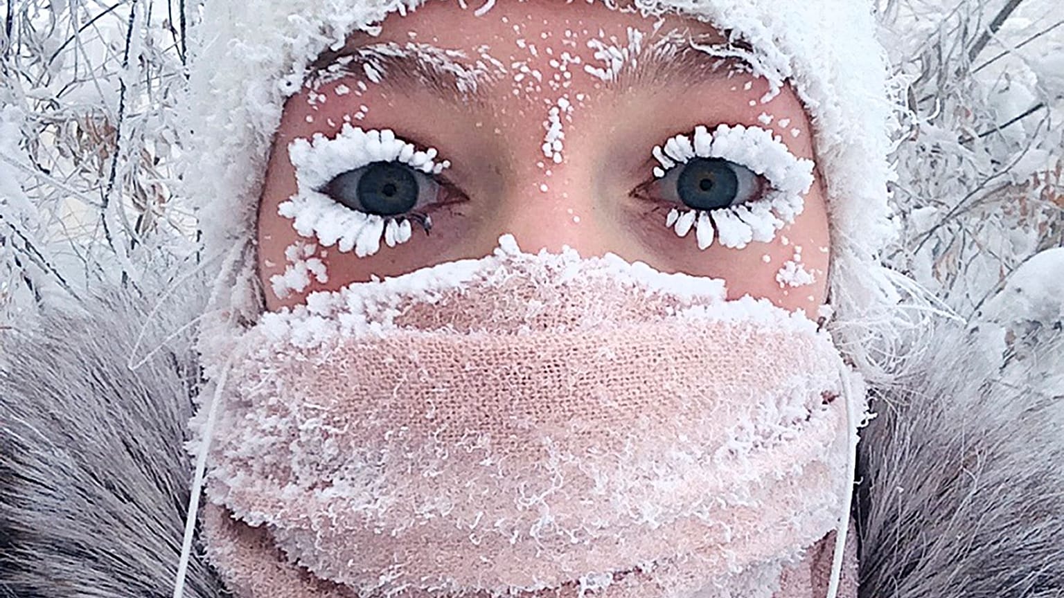أنستاسيا غروزديفا تلتقط صورة سيلفي مع انخفاض درجة الحرارة إلى حوالي -50 درجة مئوية في ياكوتسك في روسيا 2018