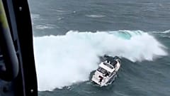 خفر السواحل في منطقة شمال غرب الباسفيك ينقذون رجلا قذفت الامواج قاربه بنهر كولومبيا بولاية أوريغون