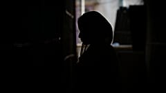 Hindistan'ın Assam eyaletinde, çocuk yaşta evlenen 17 yaşındaki Sonali Begüm isimli kız çocuğu, 23 yaşındaki eşi Sıddik Ali gözaltına alındıktan sonra evinde ağlarken