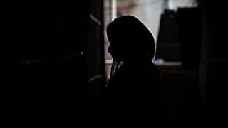 Hindistan'ın Assam eyaletinde, çocuk yaşta evlenen 17 yaşındaki Sonali Begüm isimli kız çocuğu, 23 yaşındaki eşi Sıddik Ali gözaltına alındıktan sonra evinde ağlarken