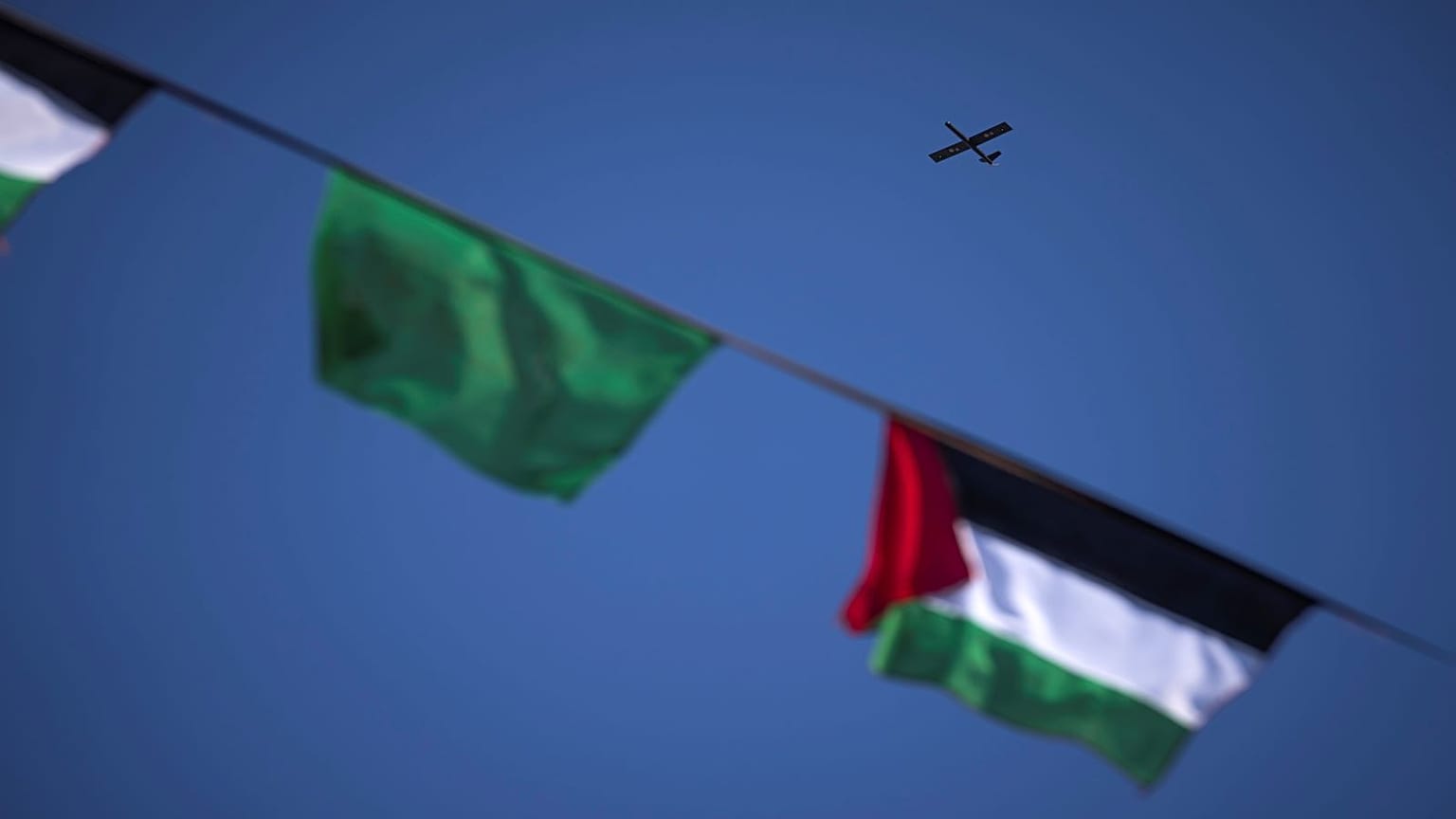 صورة أرشيفية لطائرة تحلق فوق غزة