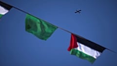 صورة أرشيفية لطائرة تحلق فوق غزة