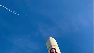 Der Ballon ist hier als kleiner Punkt am Himmel zu erkennen.