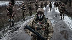 Украинские военнослужащие идут по дороге к своей базе недалеко от линии фронта в Донецкой области, 4 февраля 2023 